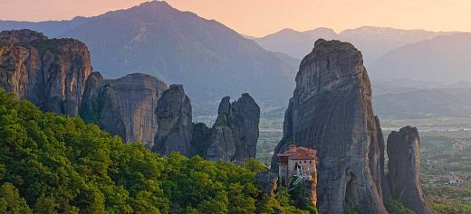 Huffingtonpost’s tribute to Meteora as the town “In The Middle Of The Sky”