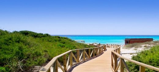 Μια ελληνική παραλία στις 4 ομορφότερες παραλίες γυμνιστών