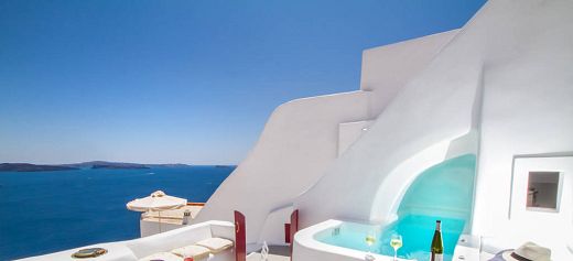 A cave house in Santorini among the most wishlisted homes for 2018