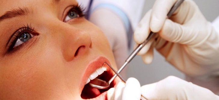 Ερευνά την αποκατάσταση της αδαμαντίνης στα δόντια χωρίς σφράγισμα