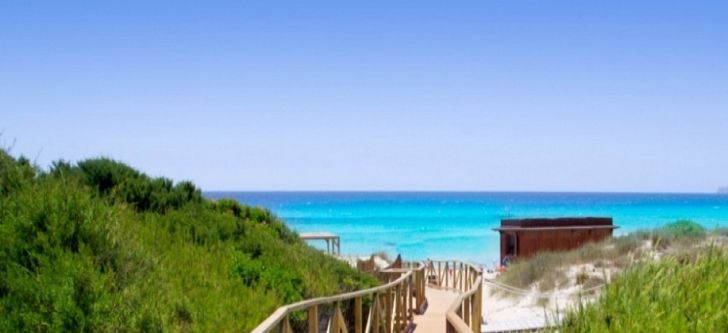 Μια ελληνική παραλία στις 4 ομορφότερες παραλίες γυμνιστών