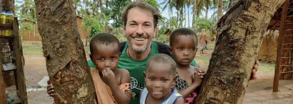 Ο «εθελοντής του κόσμου» που χτίζει σχολεία, ιατρεία και σπίτια από λάσπη