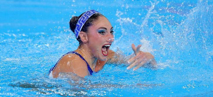 Το «Χρυσό» κορίτσι της καλλιτεχνικής κολύμβησης που χόρεψε συρτάκι στη Ντόχα και σάρωσε τα μετάλλια