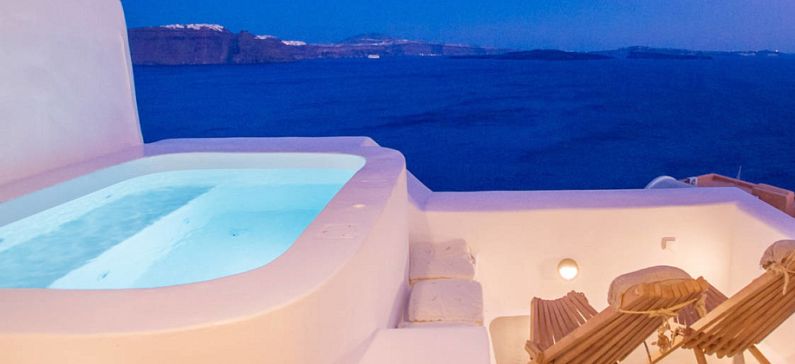 2 Greek islands among the most romantic spots in Europe